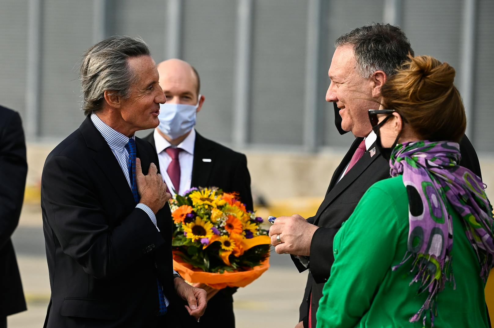 Außenminister Mike Pompeo und seine Ehefrau Susan wurden am Donnerstag nach ihrer Ankunft am Flughafen Wien von Außenamts-Generalsekretär Peter Launsky-Tieffenthal (l.) empfangen.