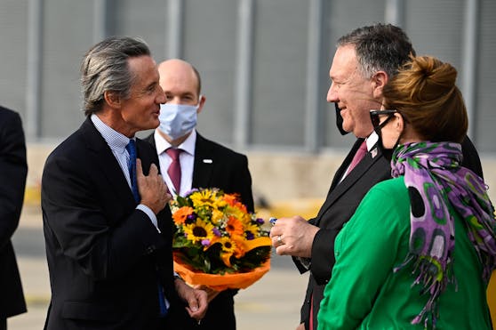 Außenminister Mike Pompeo und seine Ehefrau Susan wurden am Donnerstag nach ihrer Ankunft am Flughafen Wien von Außenamts-Generalsekretär Peter Launsky-Tieffenthal (l.) empfangen.