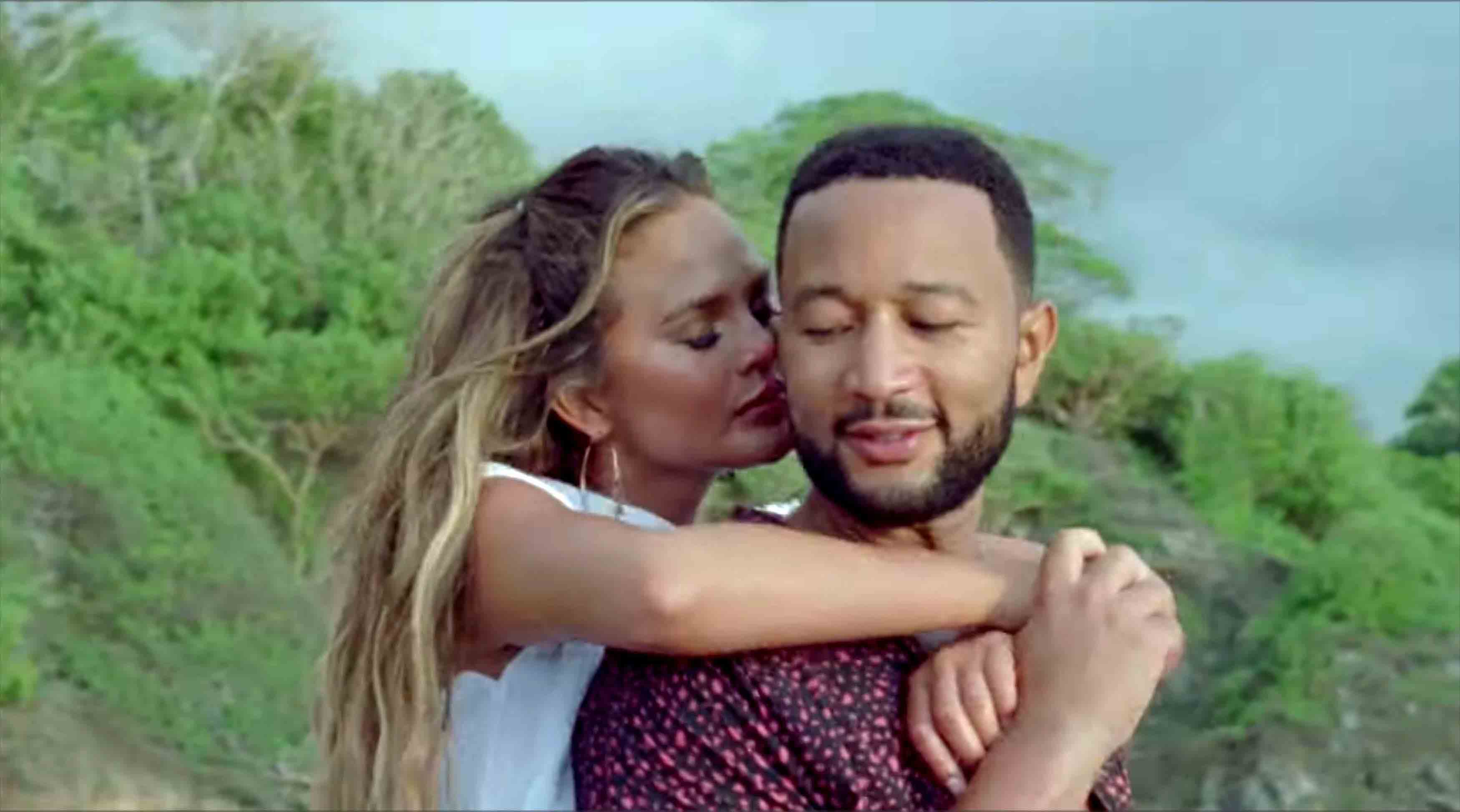 In "Wild" plaudern <strong>John Legend</strong> und <strong>Chrissy Teigen </strong>ihr süßes Geheimnis aus.