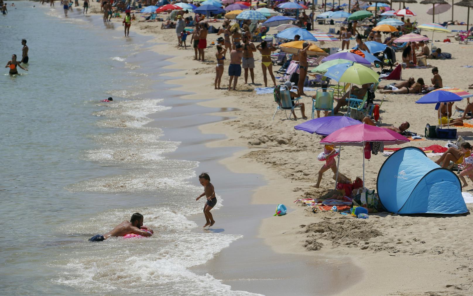 Wöhr findet es paradox: "Wir müssen auf der Straße eine Maske tragen, jedoch nicht an den Stränden. Die kleinen Buchten auf der mallorquinischen Insel sind überfüllt."