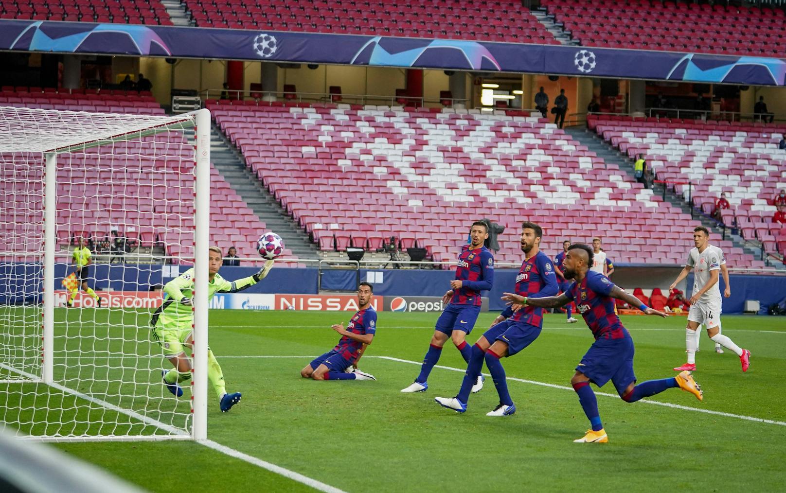 Lionel Messi im Pech: Die Flanke landet an der Stange.