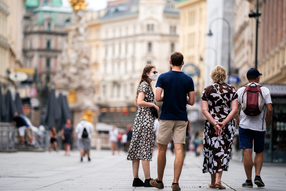 Passanten mit Schutzmaske in Wien. Symbolfoto