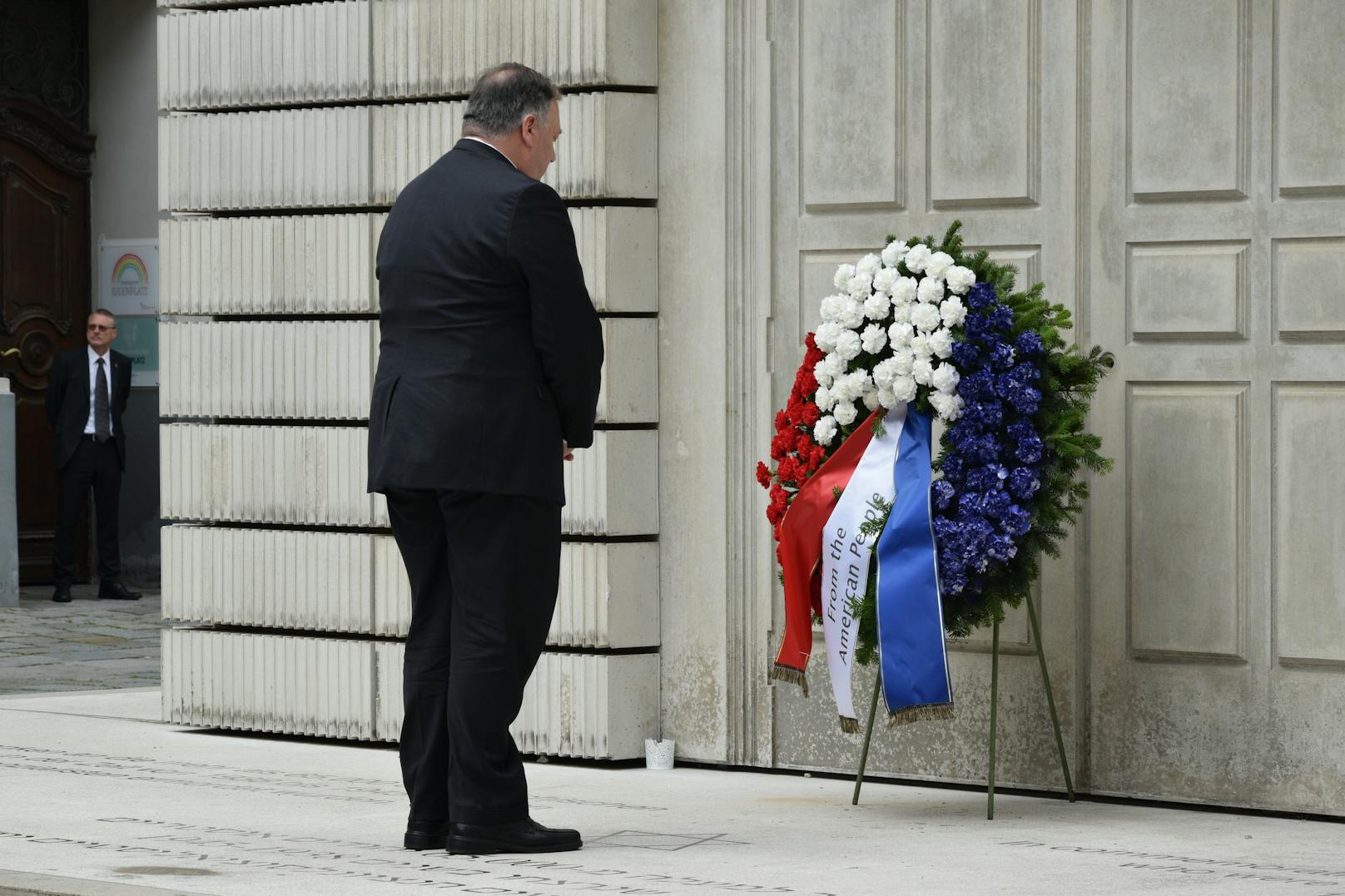 Im Zuge seines Besuchs gedachte der US-Außenminister Mike Pompeo auch der holocaust-Opfer in Wien.