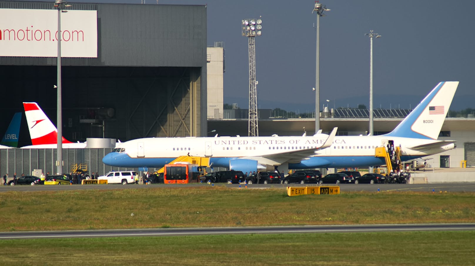 Die United States Air Force Boeing C-32A landete am Donnerstag gegen 17.30 Uhr am Flughafen Wien-Schwechat.