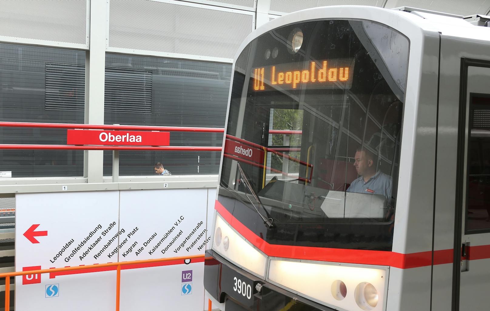 Eine U-Bahn fährt in der U1-Station Oberlaa ein. Symbolbild