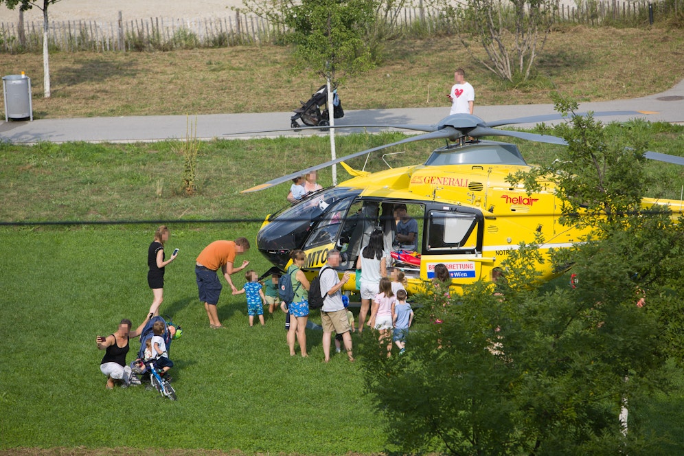 Die Berufsrettung kämpfte um das Leben eines Mannes, während Passanten Selfies vor dem Rettungshubschrauber machten.