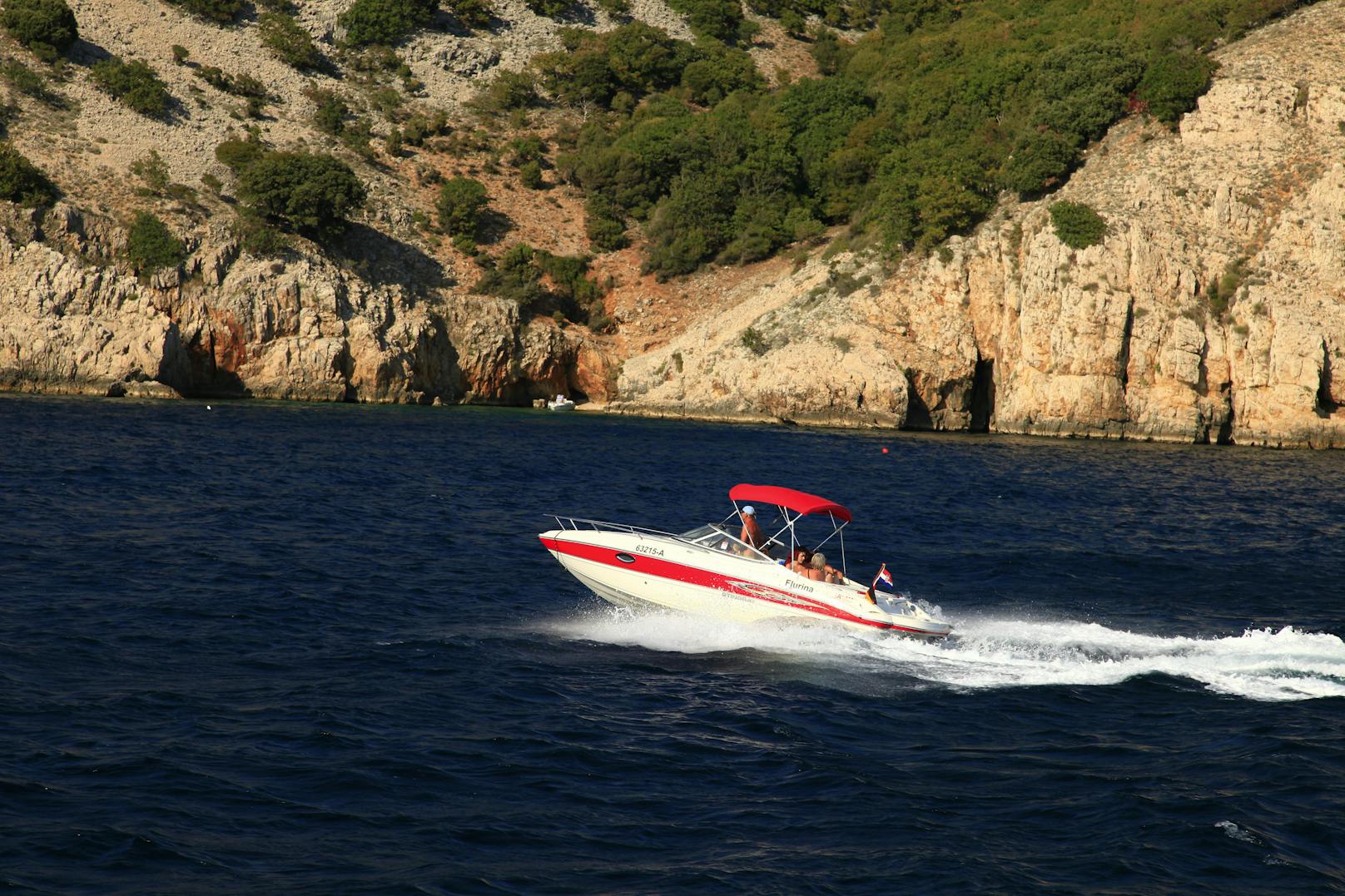 Motorboot vor der Küste der Insel Krk