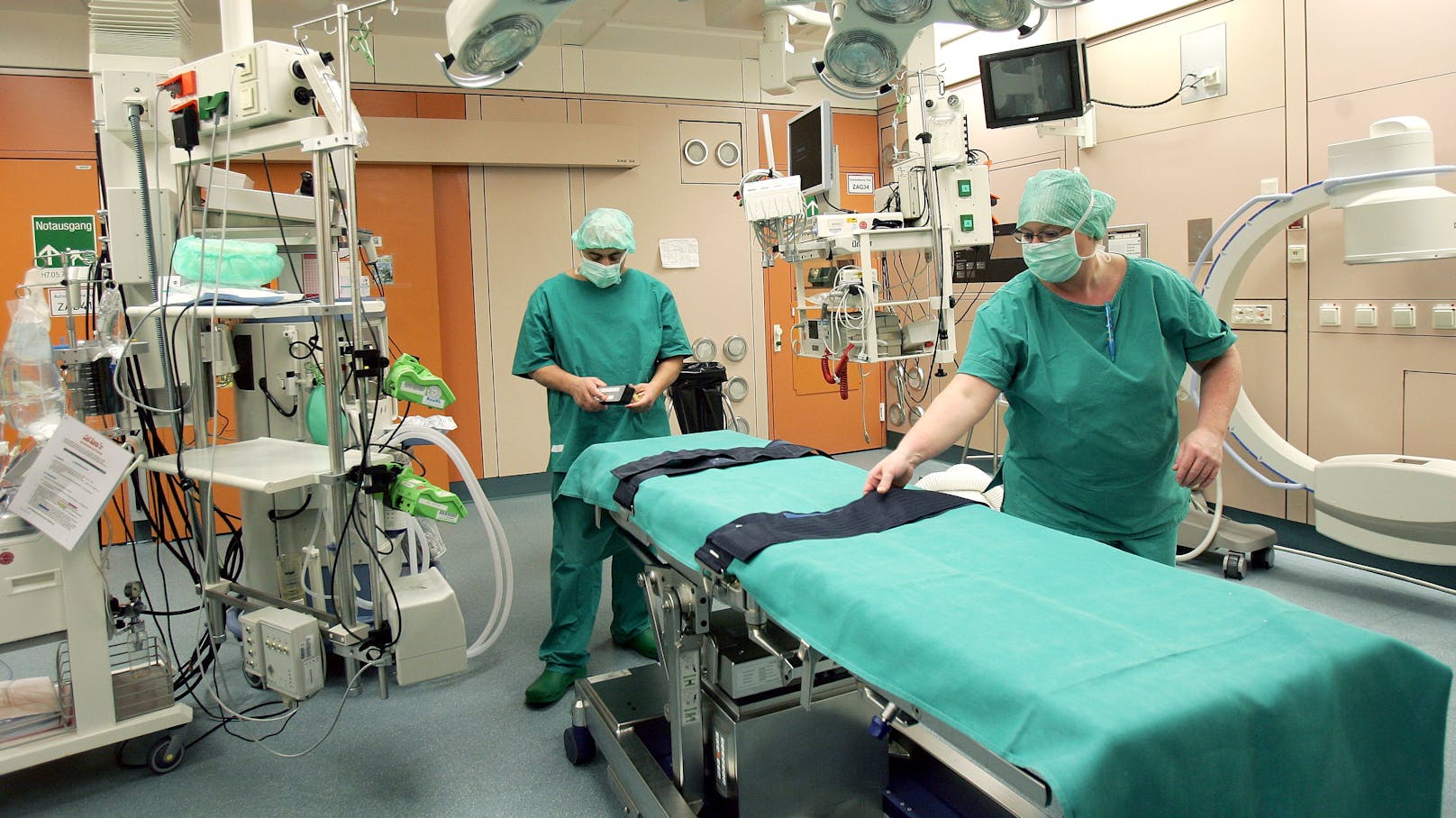 OP-Gehilfen bei Vorbereitungsarbeiten in einem Operationssaal im Wiener AKH. Archivbild