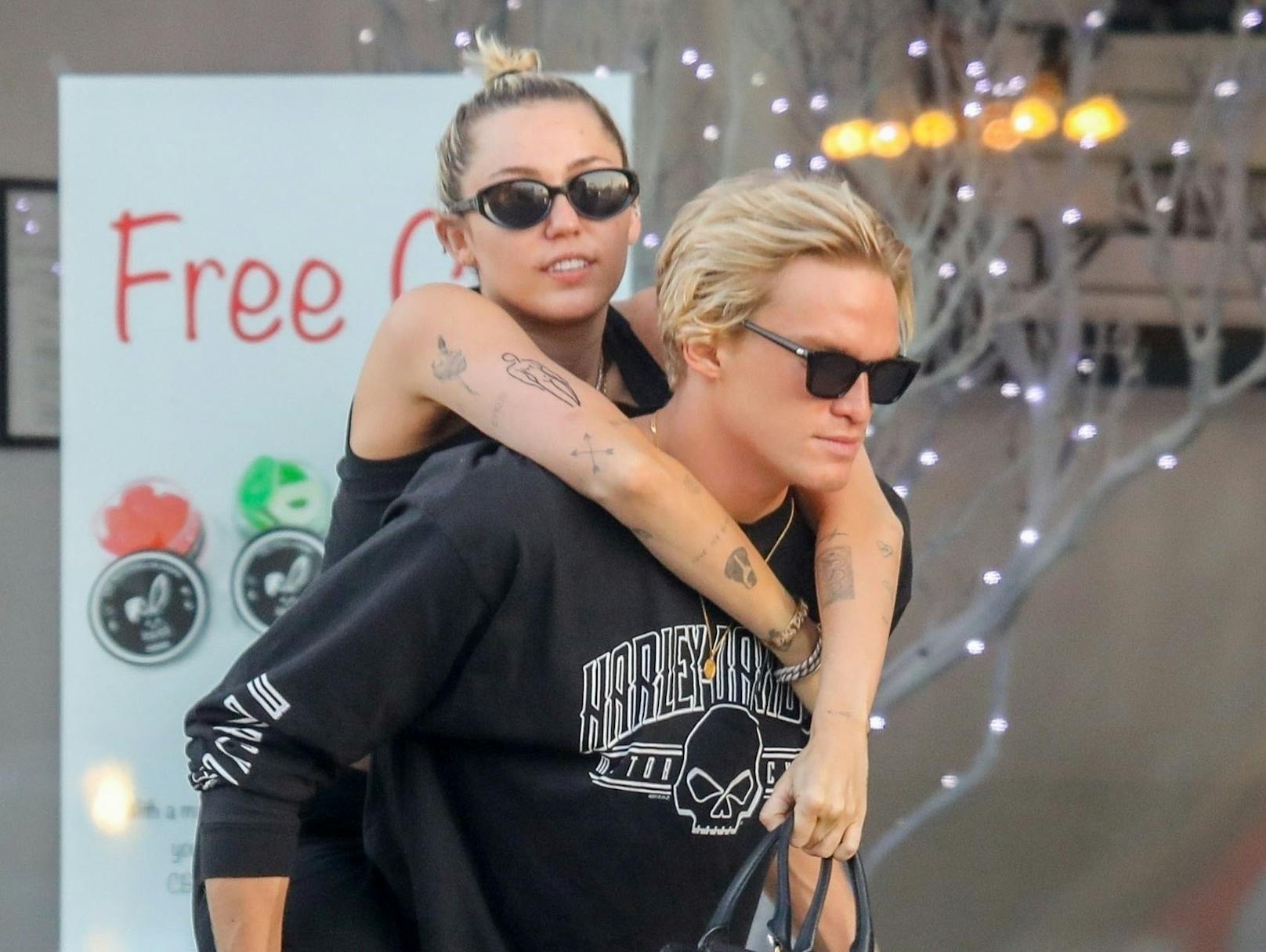 <strong>Miley Cyrus</strong> und <strong>Cody Simpson</strong> haben ihre Liebesbeziehung beendet. Freunde, die "gemeinsam Pizza essen", wollen sie aber trotzdem bleiben.