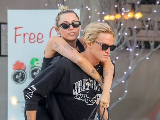 Miley Cyrus und Cody Simpson haben ihre Liebesbeziehung beendet. Freunde, die "gemeinsam Pizza essen", wollen sie aber trotzdem bleiben.