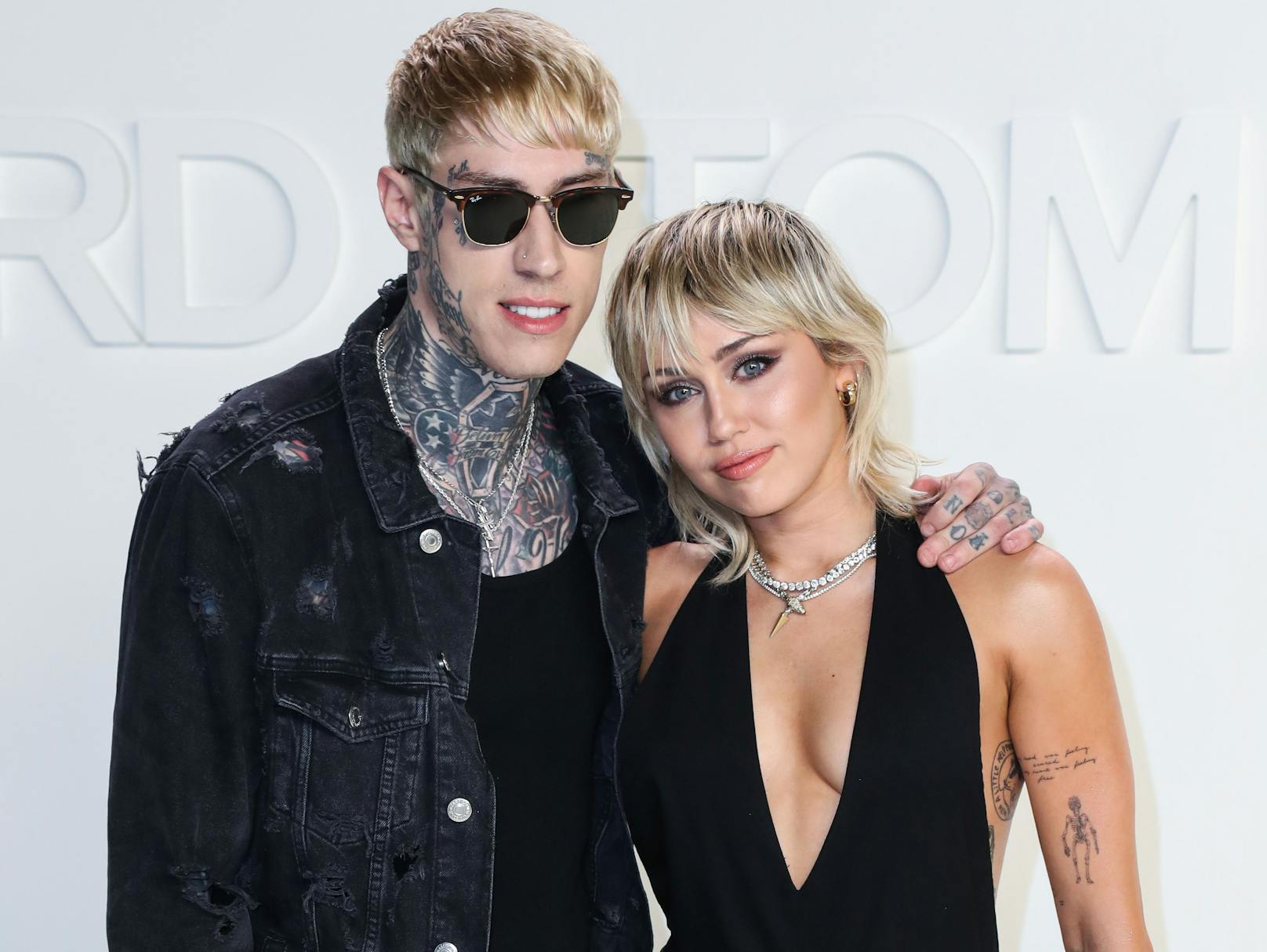 Mileys Bruder <strong>Trace</strong>&nbsp;(li.) teilt nicht nur ihre Leidenschaft für Tattoos, sondern begleitet seine Schwester auch gerne mal zu Events und über den Roten Teppich.