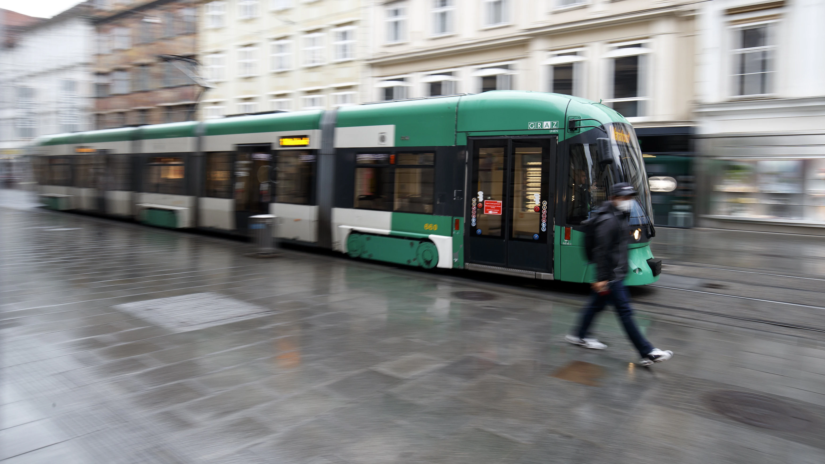 Eine Lenkerin einer Grazer Bim wurde von einem Unbekannten attackiert.