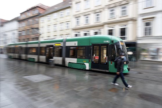 Eine Lenkerin einer Grazer Bim wurde von einem Unbekannten attackiert.