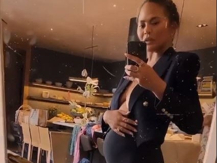 Model und Zweifach-Mama <strong>Chrissy Teigen</strong> zeigt den Fans in ihrer Instagram-Story stolz ihren Babybauch.