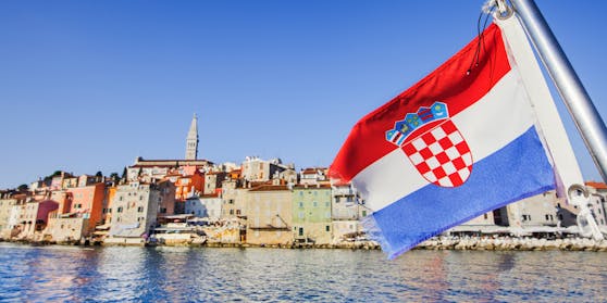 Kroatische Flagge vor der Stadt Rovinj. Symbolbild