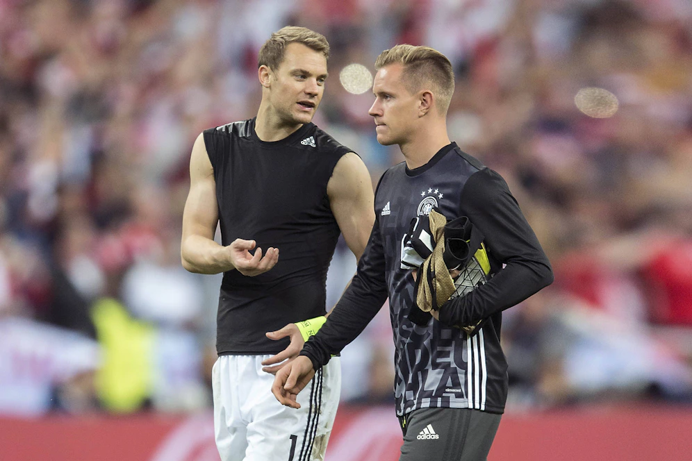 Manuel Neuer entschuldigt sich bei Marc-Andre ter Stegen. 
