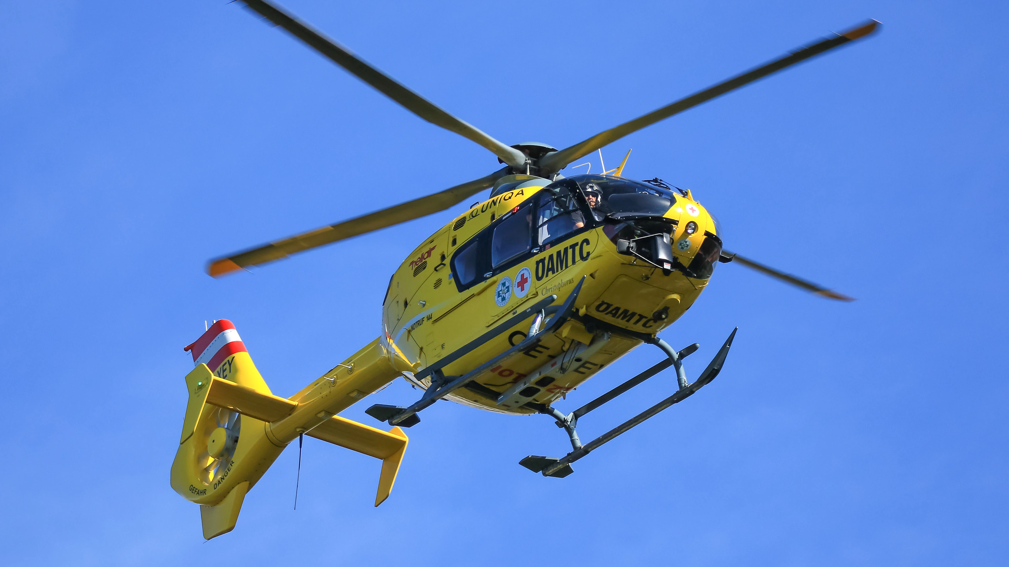 Der Bub musste mit dem Rettungshubschrauber ins Krankenhaus geflogen werden (Symbolbild).