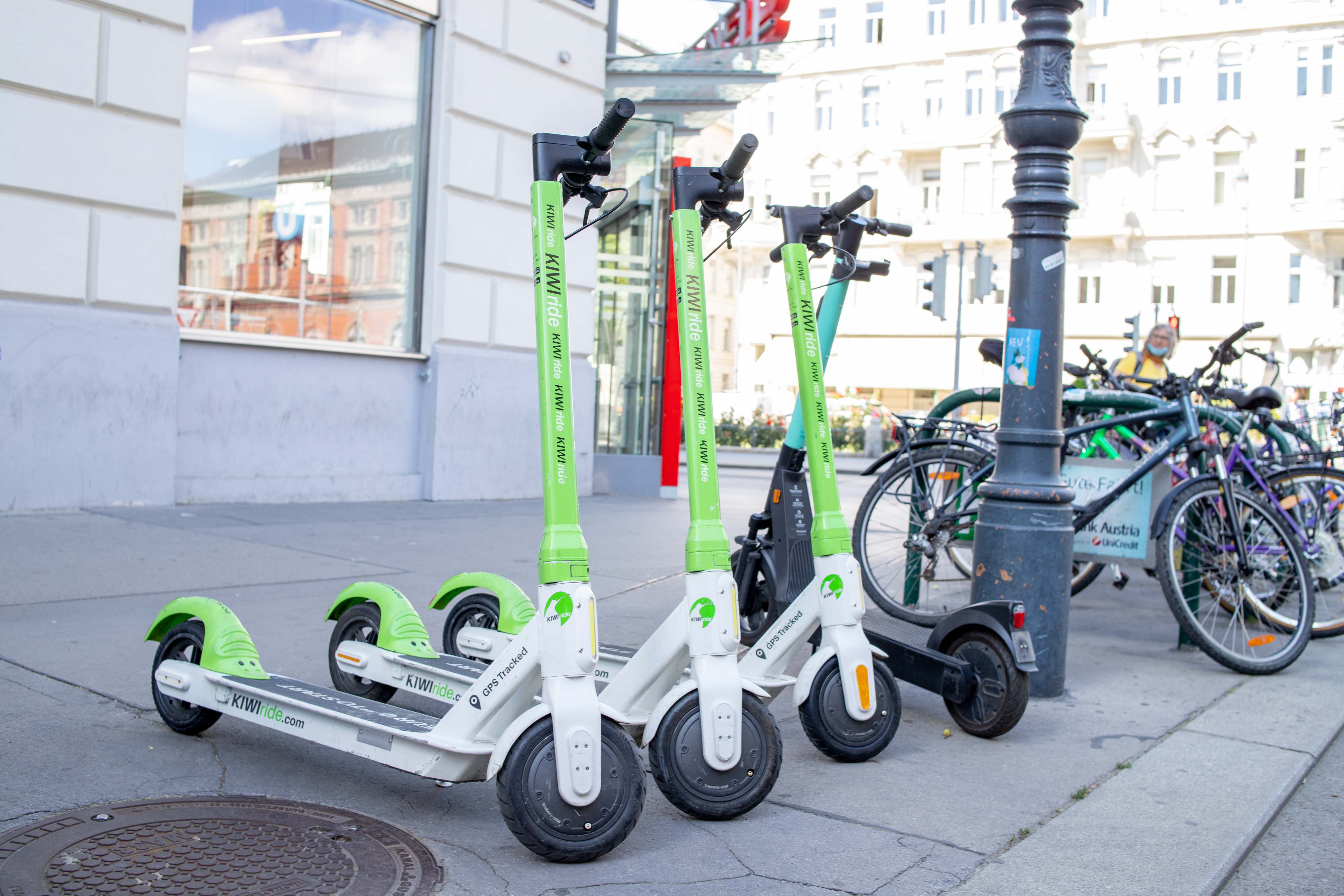 Der E-Scooter-Fahrer wurde verletzt ins Krankenhaus gebracht (Symbolbild).
