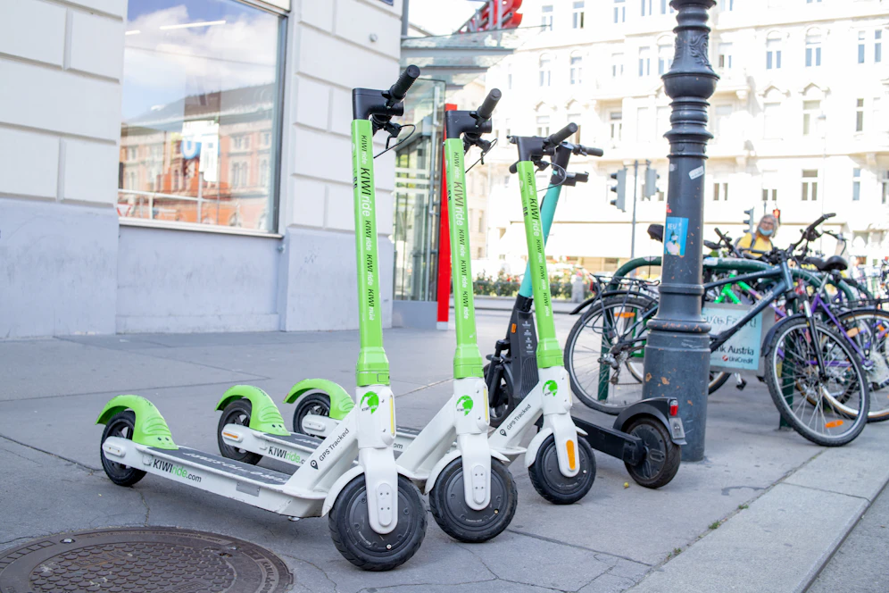Der E-Scooter-Fahrer wurde verletzt ins Krankenhaus gebracht. (Symbolbild)