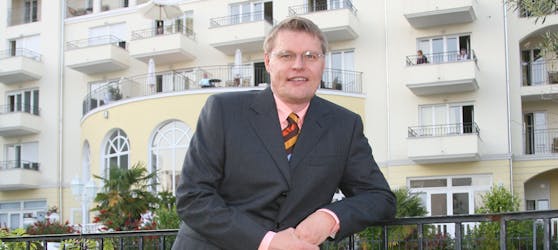 Der Hotelier Wilfried Holleis kritisiert die Regierung.