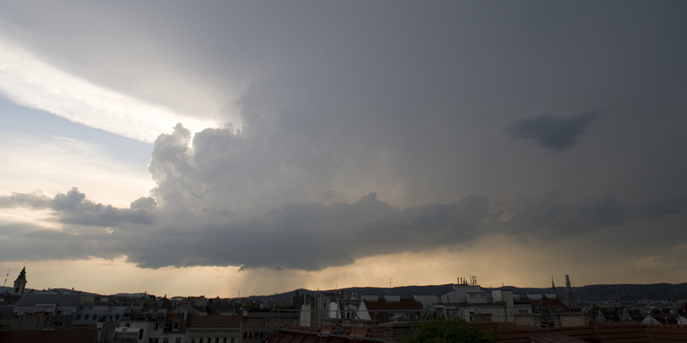 Ein Gewitter zieht nach Wien.