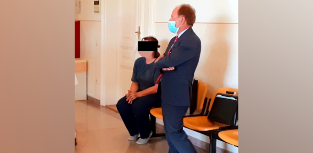 Angeklagte mit Verteidiger vor Gericht