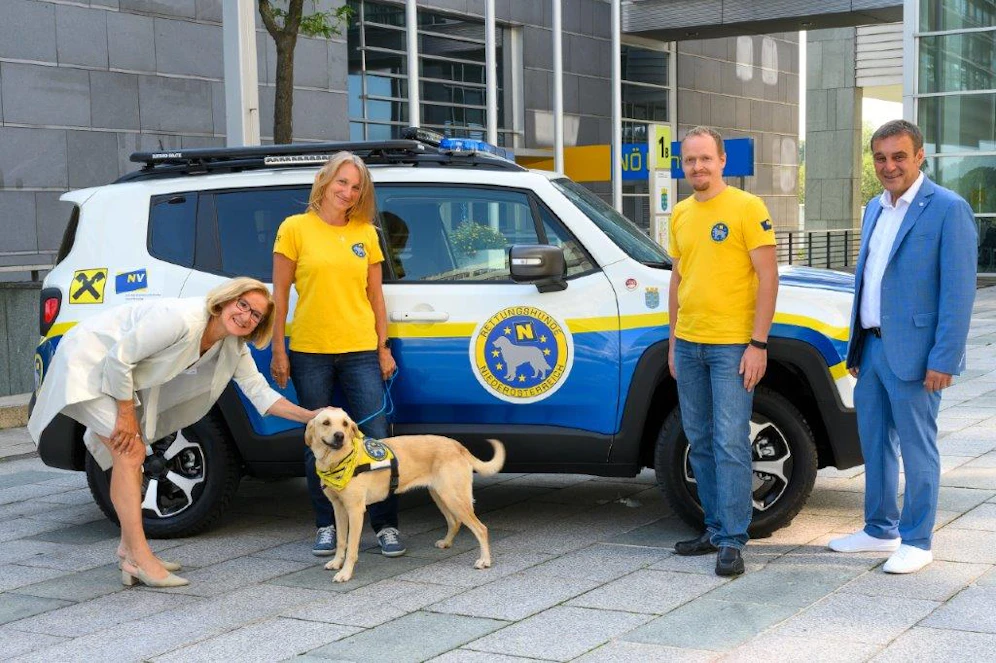 Landeshauptfrau Johanna Mikl-Leitner, Karin Kuhn (GF Rettungshunde NÖ und Ausbildungs- und Einsatzleiterin), Gillie (Rettungshund), Stefan Tucek (GF-Stellvertreter, Hundeführer) und Landtagsabgeordneter Anton Erber (Obmann Rettungshunde NÖ) freuen sich über das neue Einsatzfahrzeug.