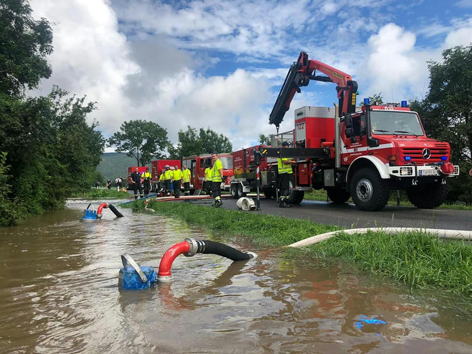 Die Feuerwehr Neunkirchen-Stadt in Saubersdorf im Pump-Einsatz