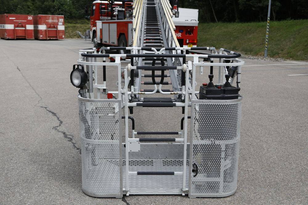 Drehleiter steht zum Verkauf