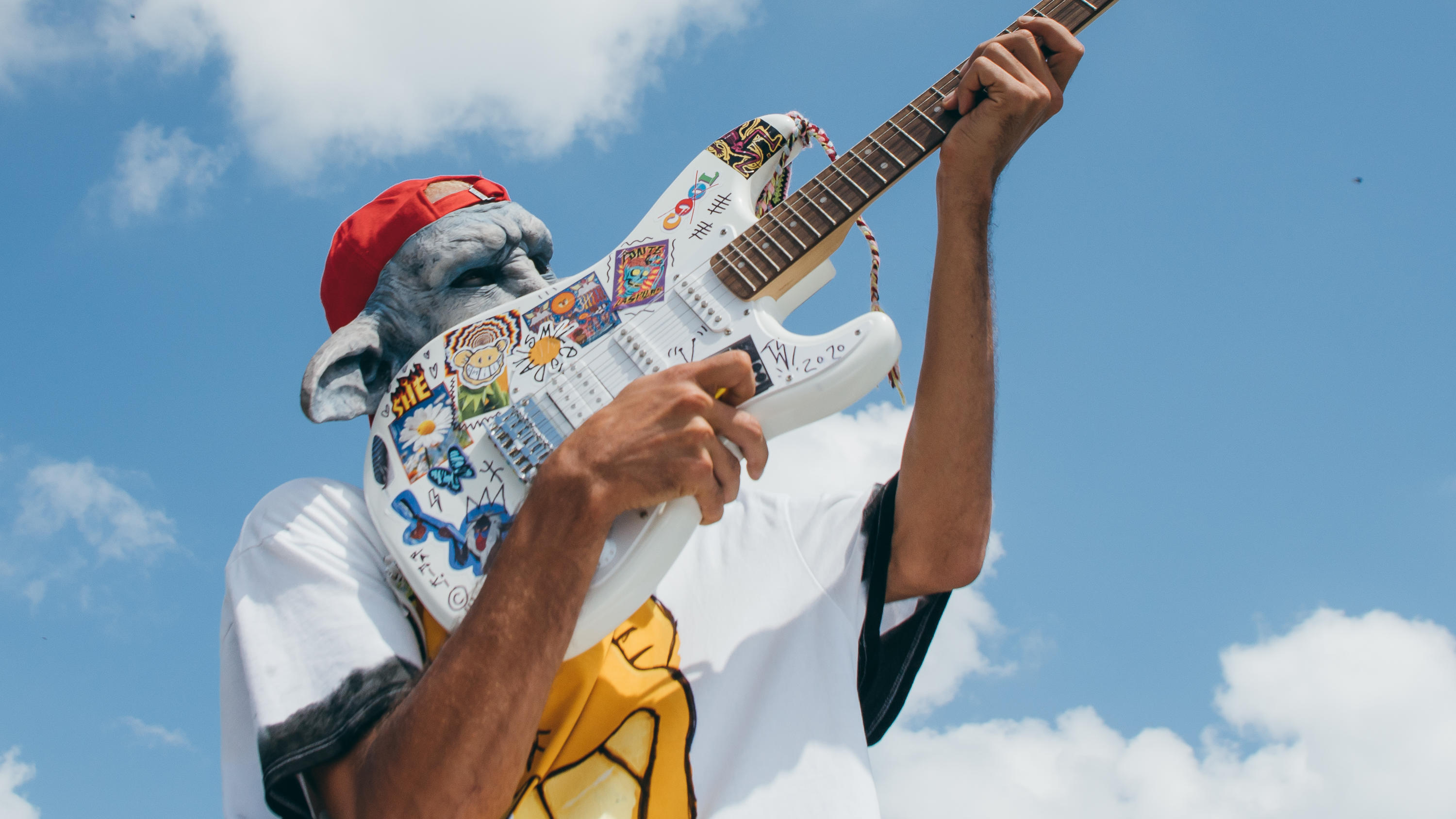 Cro mit neuer Maske im neuen Video