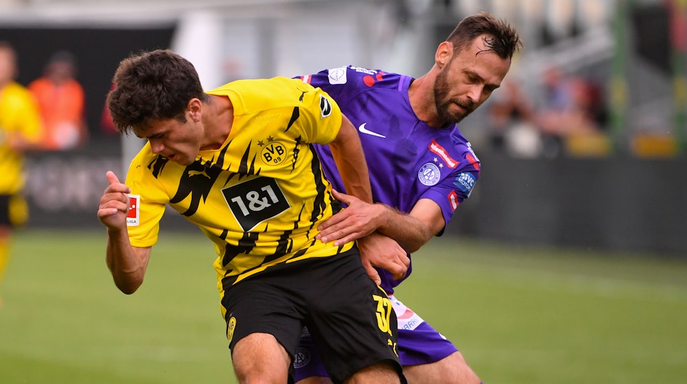 Die Austria (r. Madl) geht im Test gegen Dortmund unter