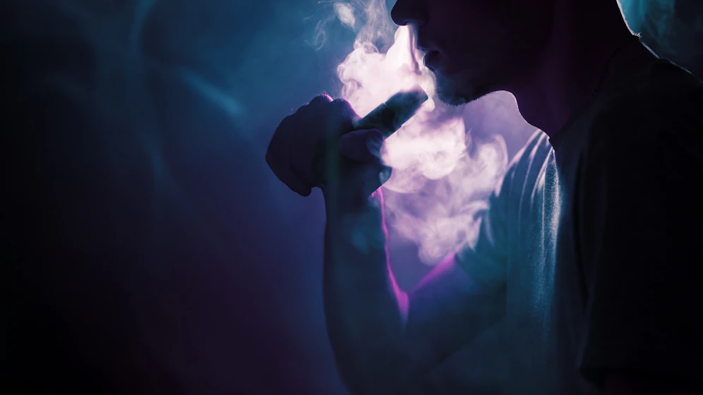 Jugendliche und junge Erwachsene, die vapen, haben ein erheblich höheres Covid-19-Risiko als Geichaltrige ohne dieses Laster. Das geht aus einer Studie von Forschern der Stanford School of Medicine hervor.