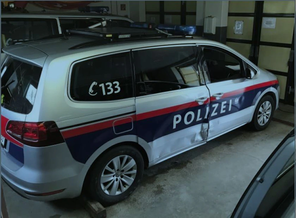 Eines der beschädigten Polizeiautos.