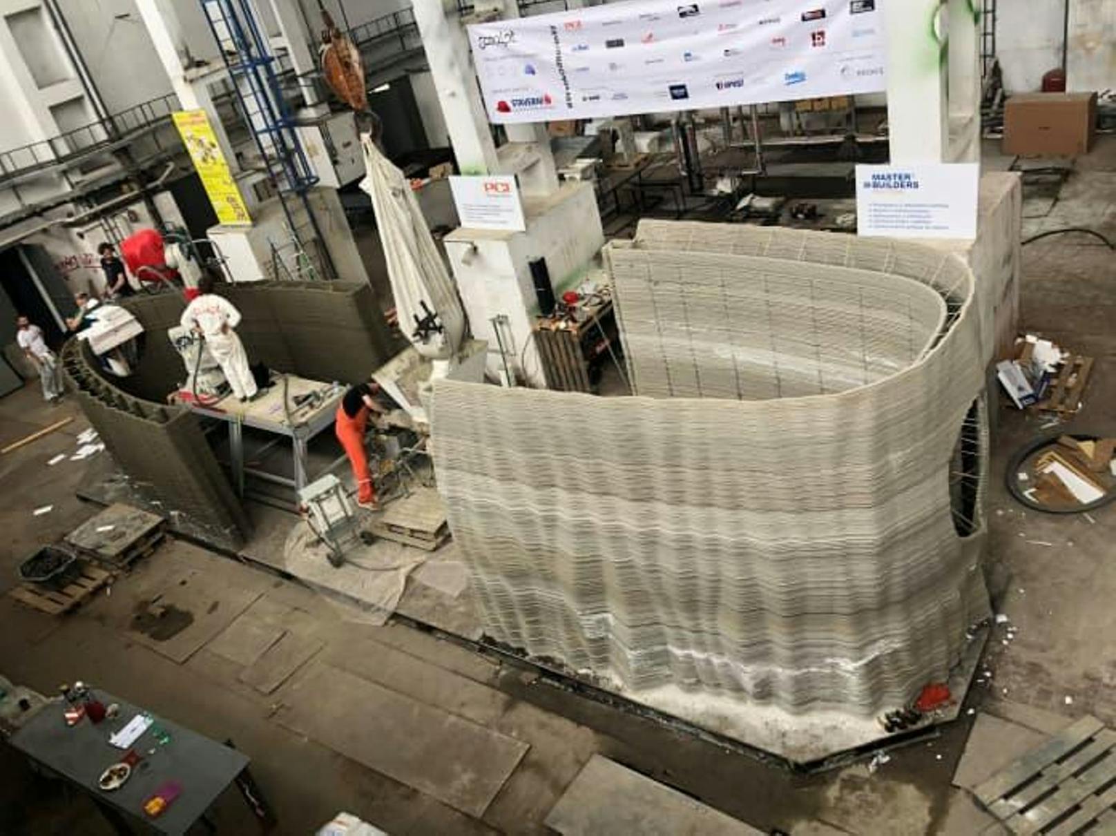 Gebaut, beziehungsweise gedruckt wurde es mithilfe des Roboterarms Scoolpt und 17 Tonnen einer speziellen Betonmischung.