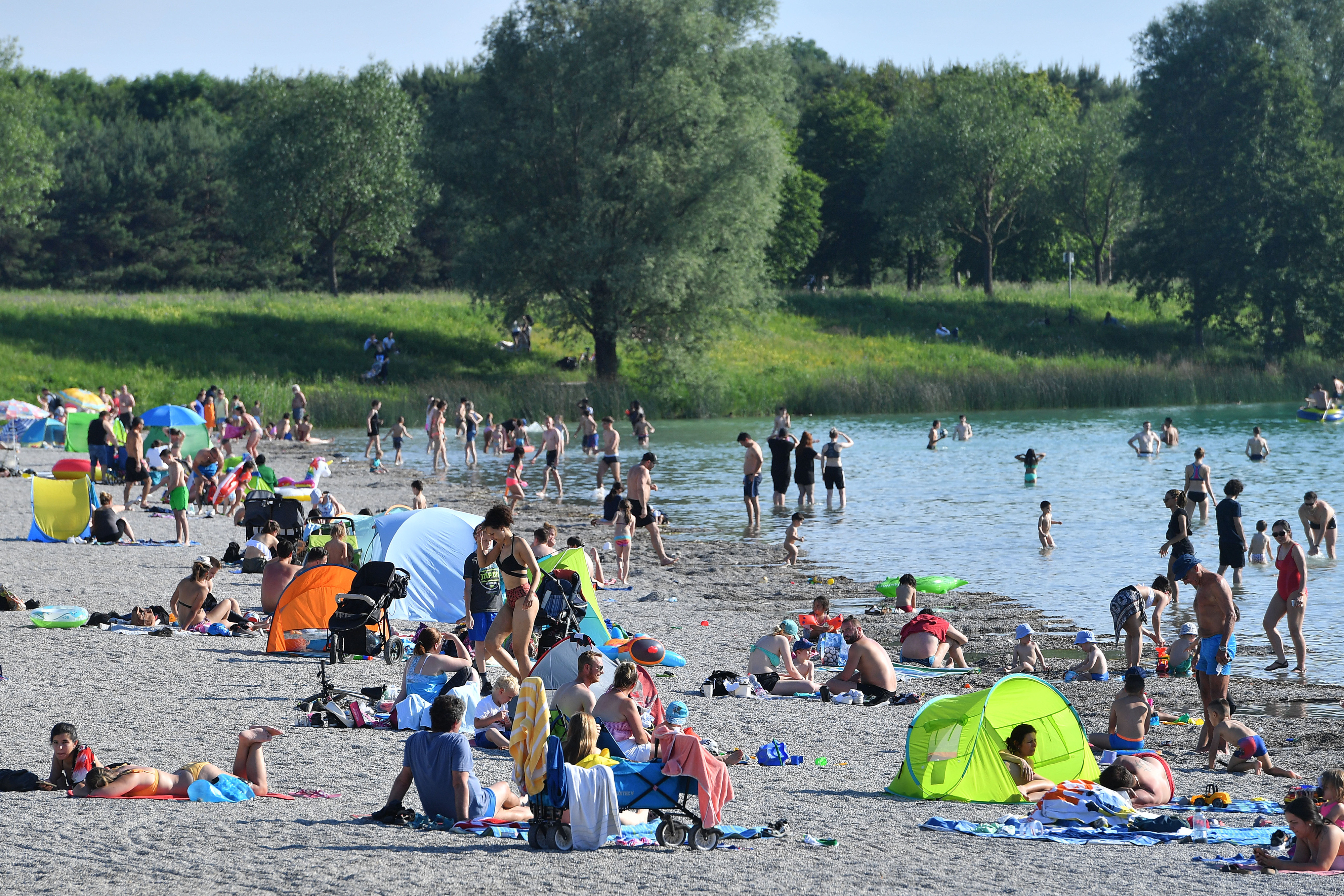 Die Polizei hat Badegäste in Mecklenburg-Vorpommern des Landes verwiesen.