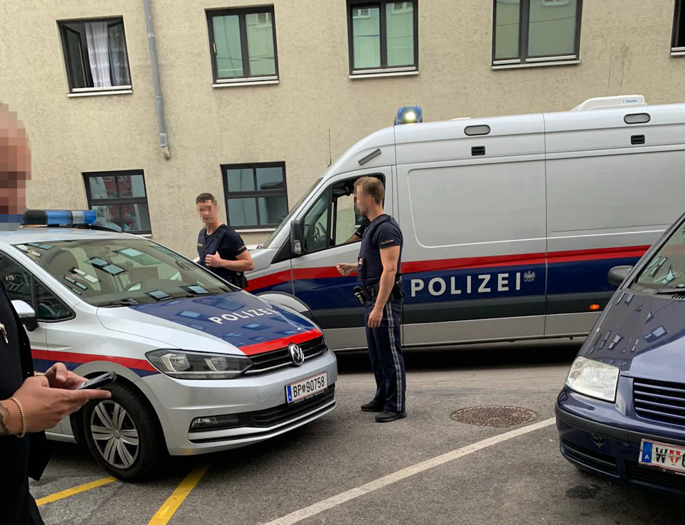 Die beiden Einbrecher wurden von der Polizei festgenommen.