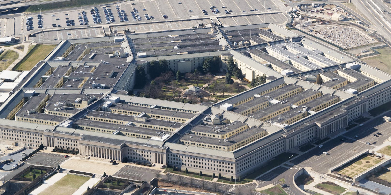 Das Pentagon, der Sitz der Task-Force, soll Geheimnisse in Bezug auf Waffenlieferungen in die Ukraine haben.