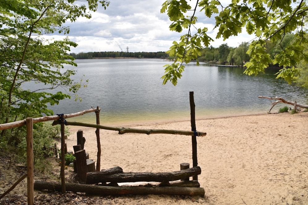 Ein Strandabschnitt am Flughafensee in Berlin-Tegel. Symbolbild