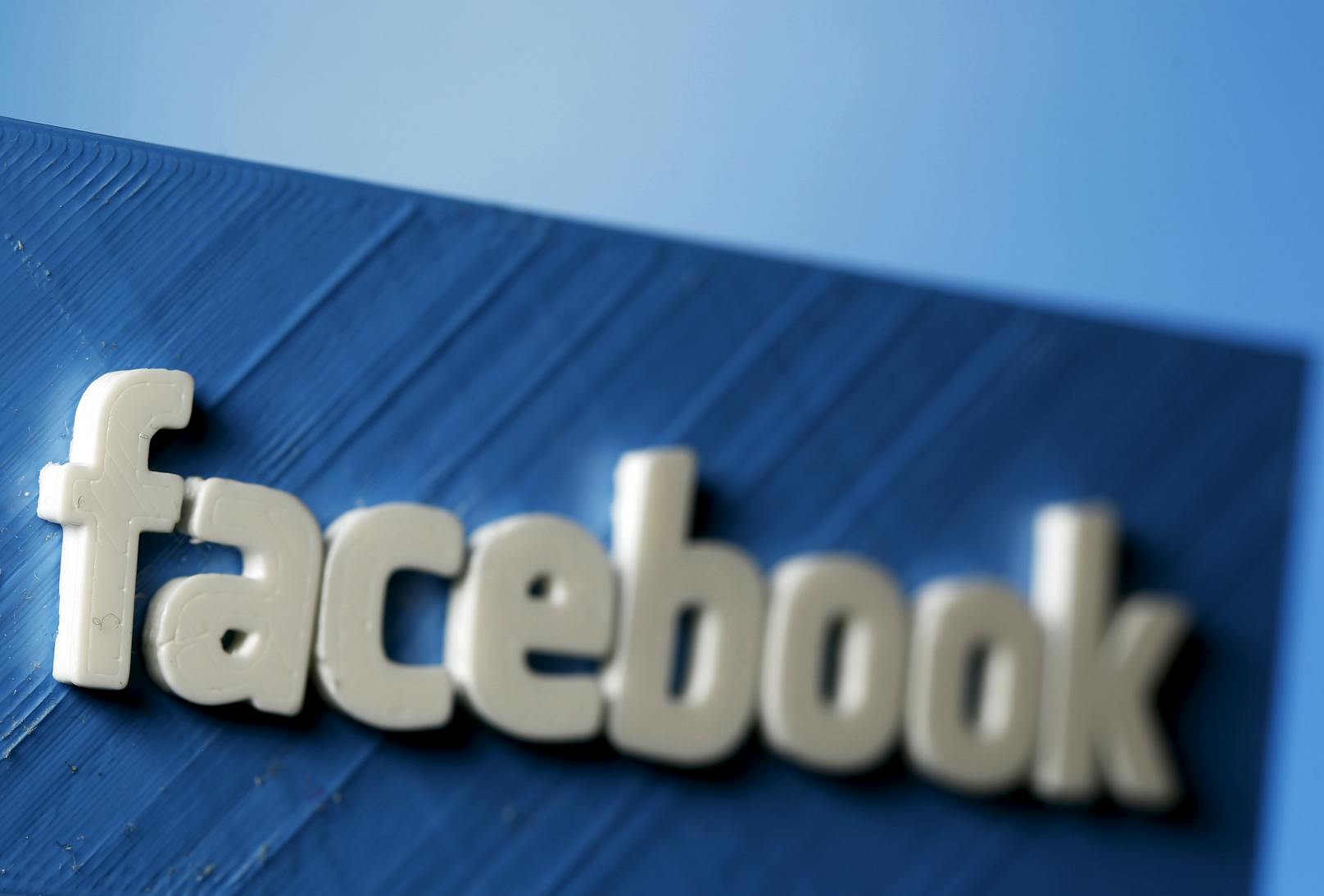 Laut Facebook wird auf dem sozialen Netzwerk jeder Beitrag, der den Holocaust verherrlicht, verteidigt oder versucht ihn zu rechtfertigen, entfernt.