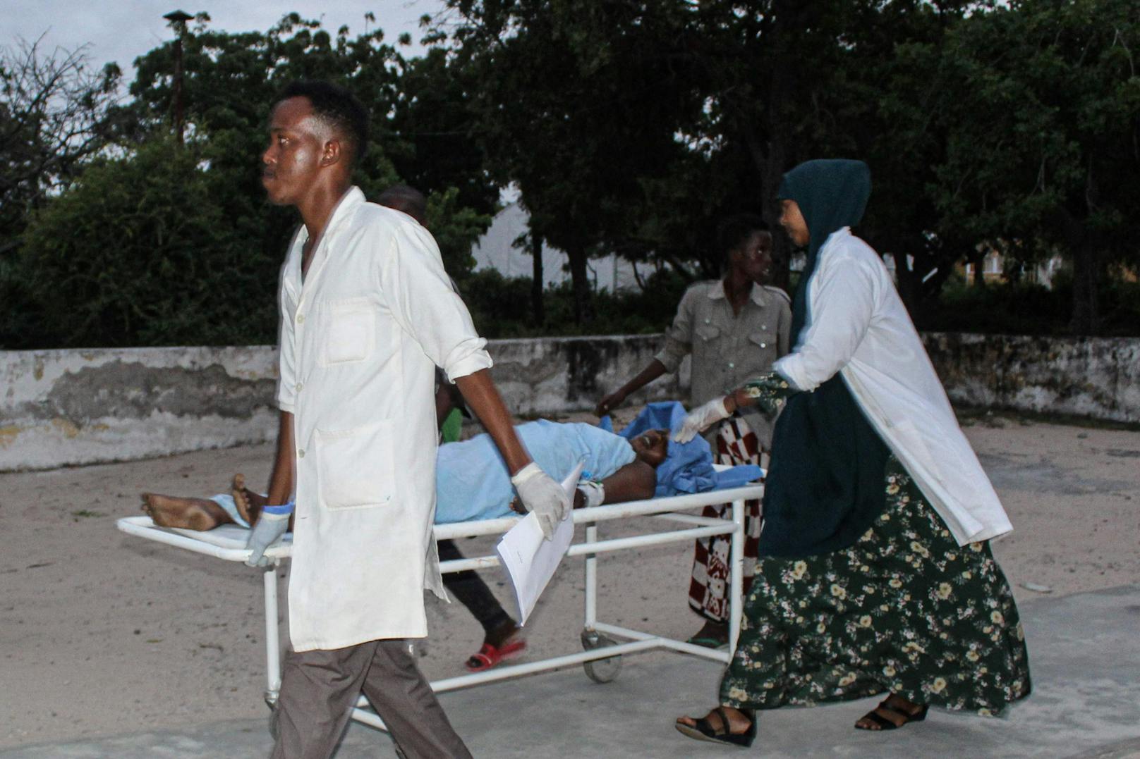 Medizinisches Personal transportiert am 16. August 2020 eine verwundete Frau auf einer Liege nach einem Schusswaffen- und Bombenangriff von Al-Shabaab-Kämpfern auf ein Strandhotel in Somalias Hauptstadt