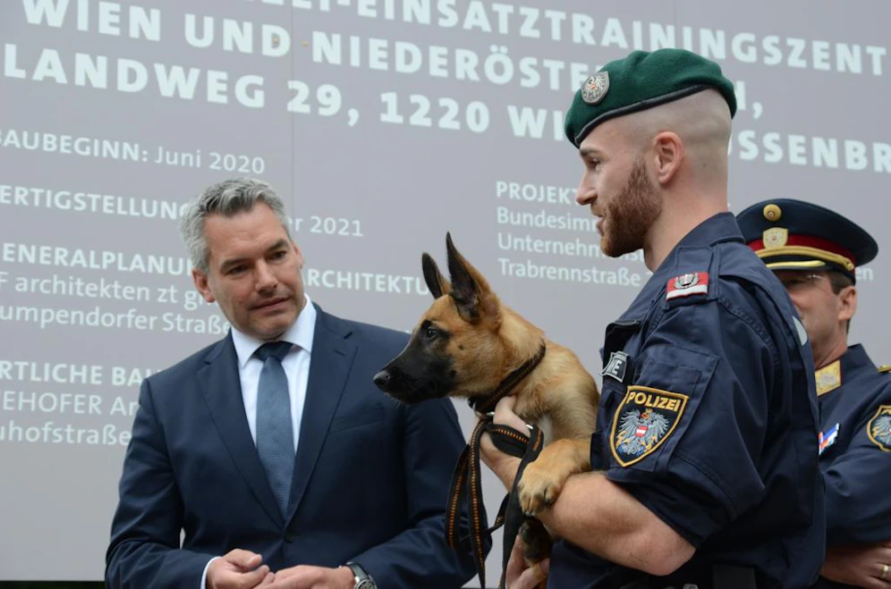 Minister Karl Nehammer war von Polizeihund angetan