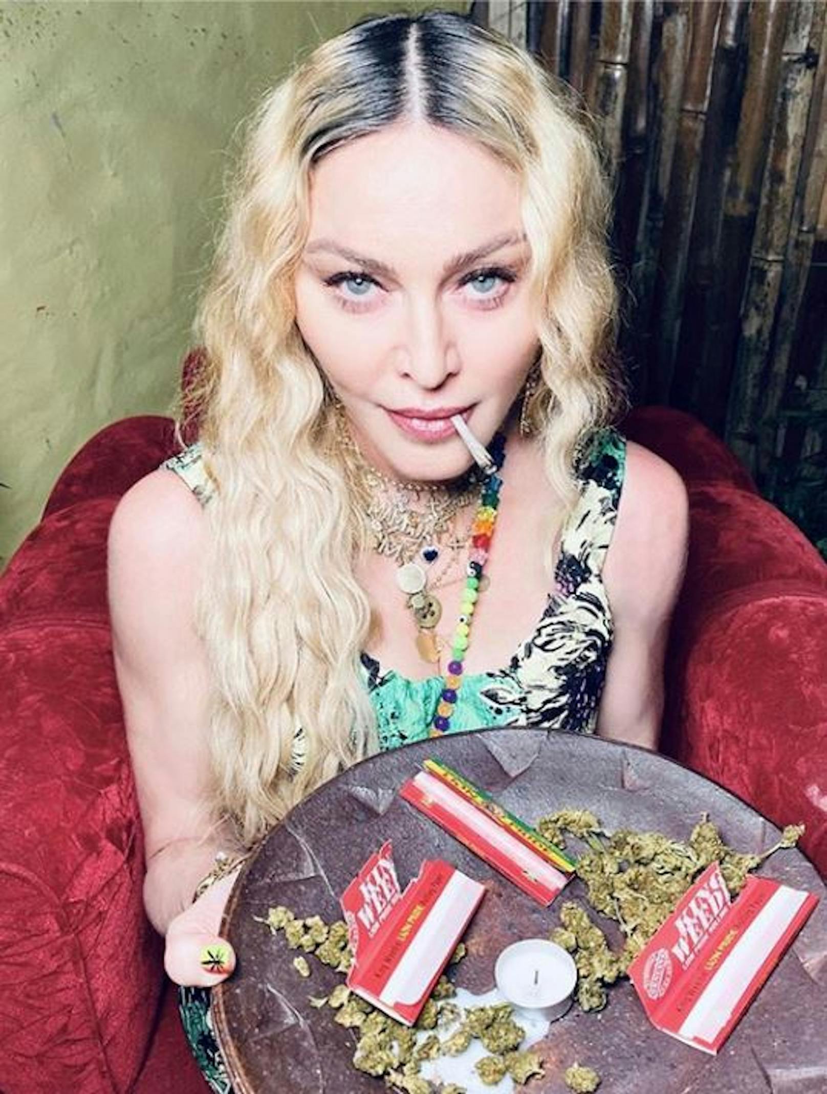 17.08.2020: <strong>Madonna</strong> pfeift auf ein skandalfreies Wiegenfest: Bei ihrer ausgelassenen Geburtstagsparty auf Jamaika gab's für die "Queen of Pop" nicht nur Küsse von ihrem Toyboy Ahlamalik Williams, sondern auch noch einen XXL-Teller voller Marihuana.