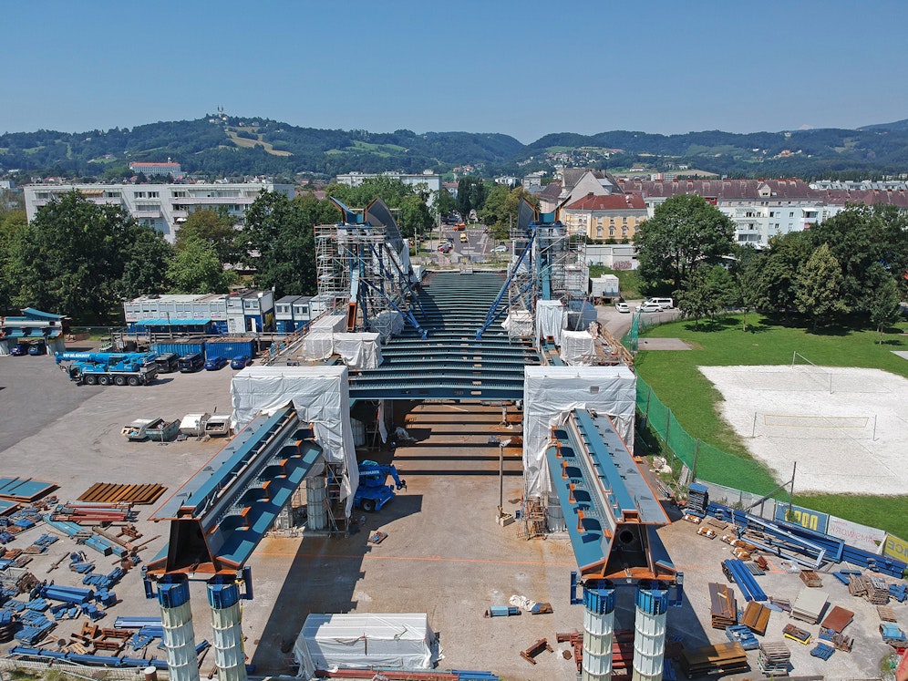 Mit Blick in Richtung Urfahr sieht man schon die Brückenauffahrt.