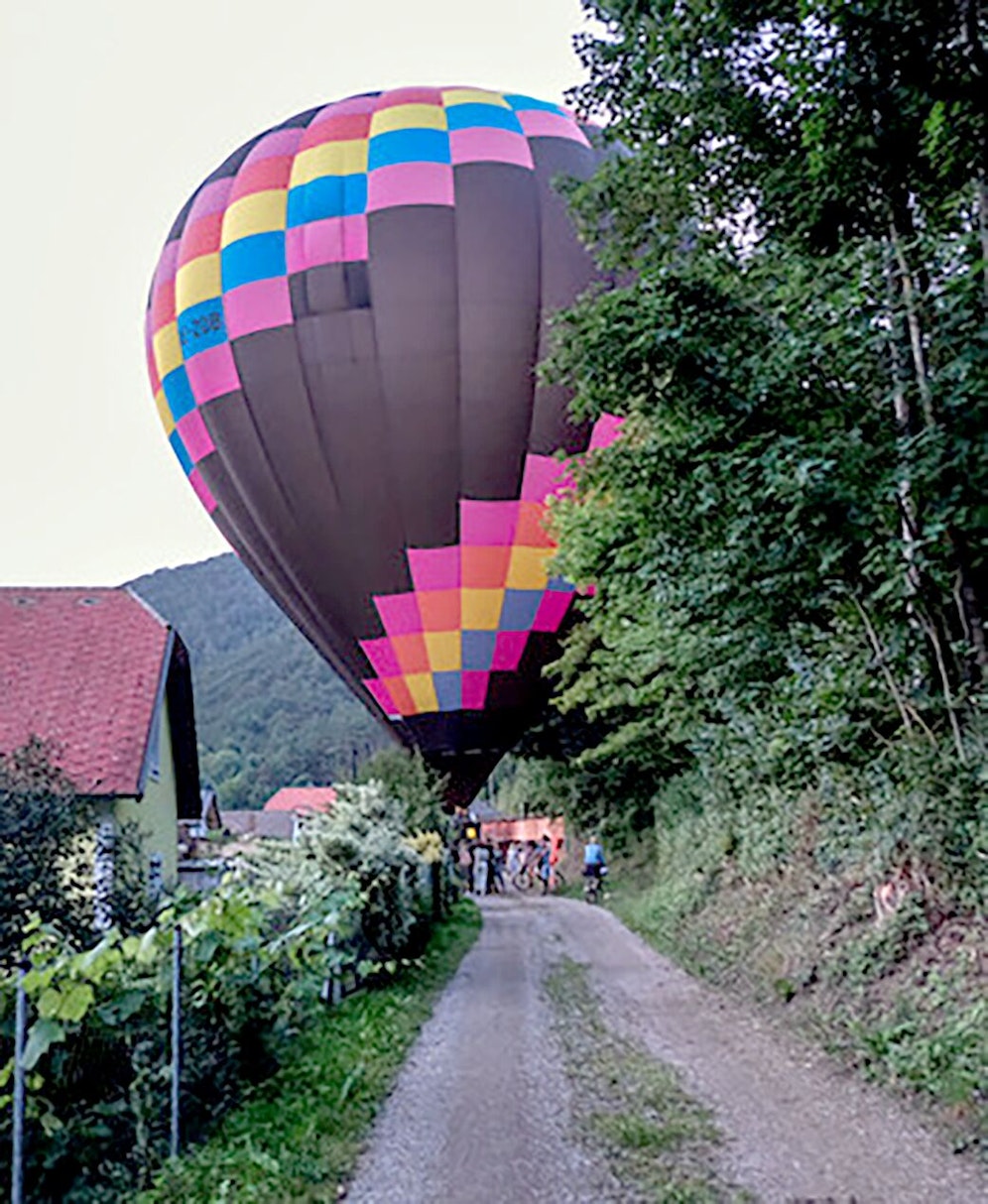 Ballon musste mitten am Weg landen
