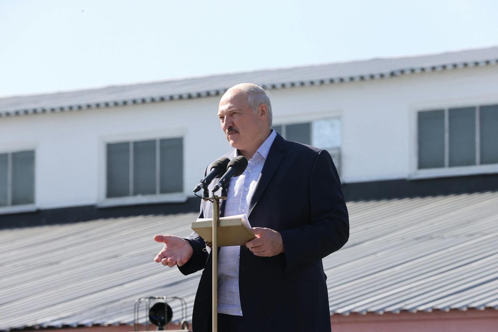 Alexander Lukaschenko besucht die Minsker Traktorenfabrik MZKT am 17. August 2020