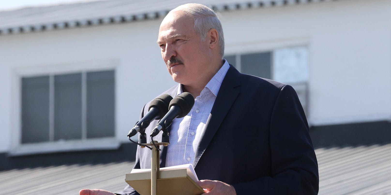 Alexander Lukaschenko besucht die Minsker Traktorenfabrik MZKT am 17. August 2020.