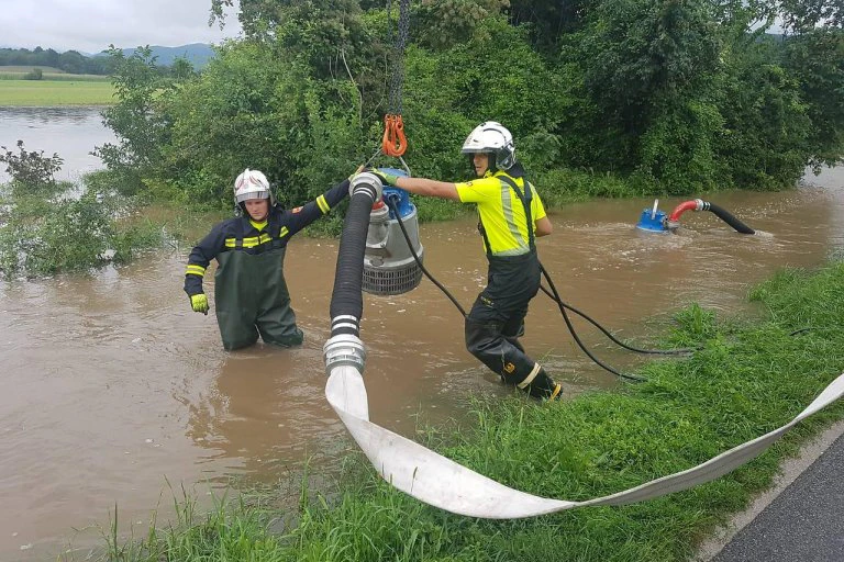Pumparbeiten der Feuerwehr