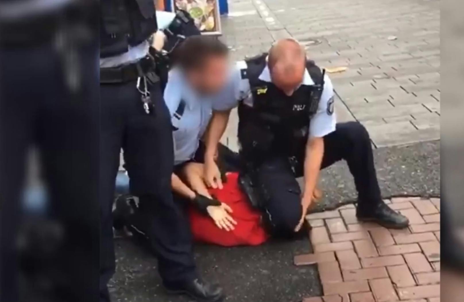 Düsseldorfer Polizist kniet auf Hals eines Jugendlichen