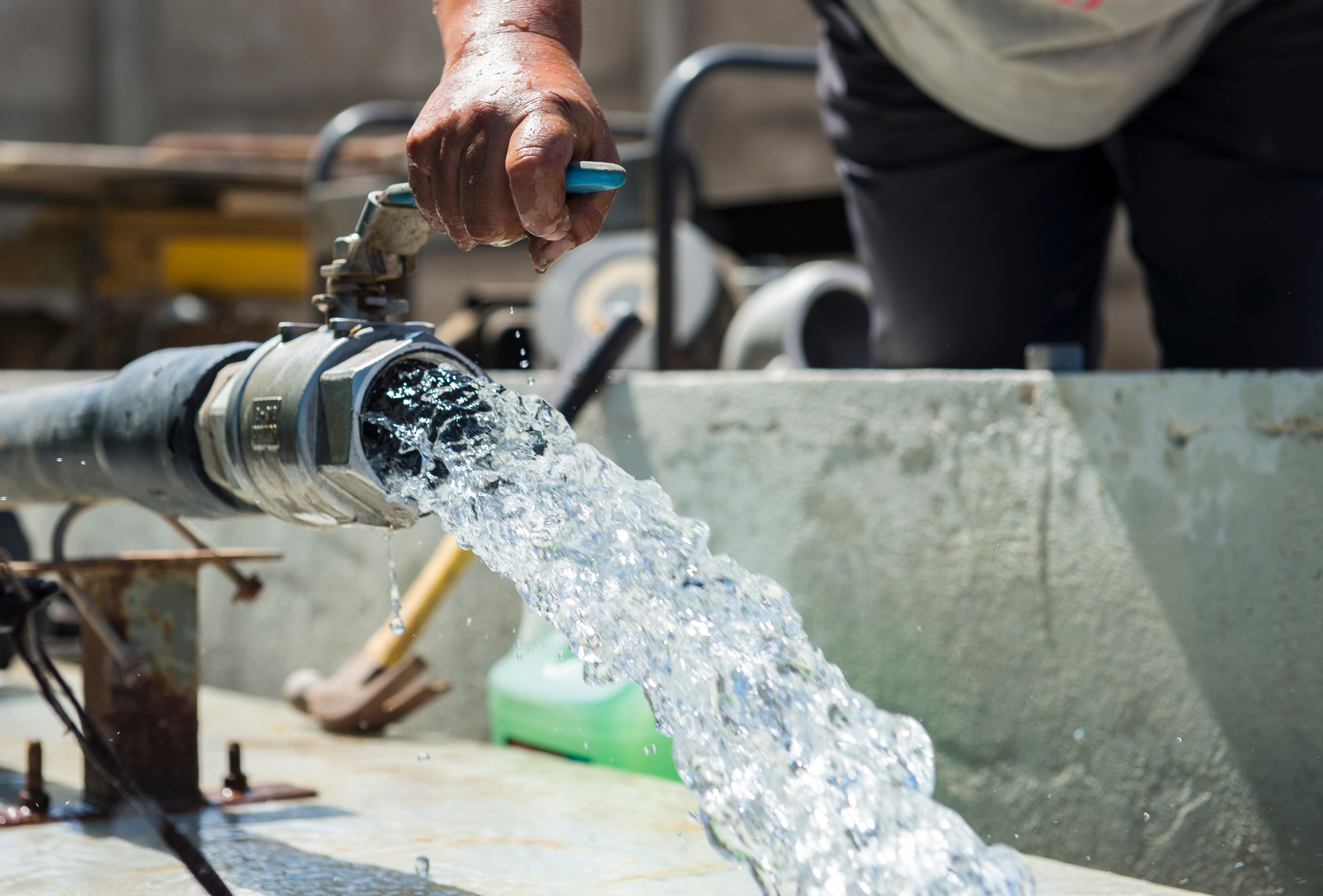 Millionen von Menschen leiden unter einem Mangel an sauberem Trinkwasser.