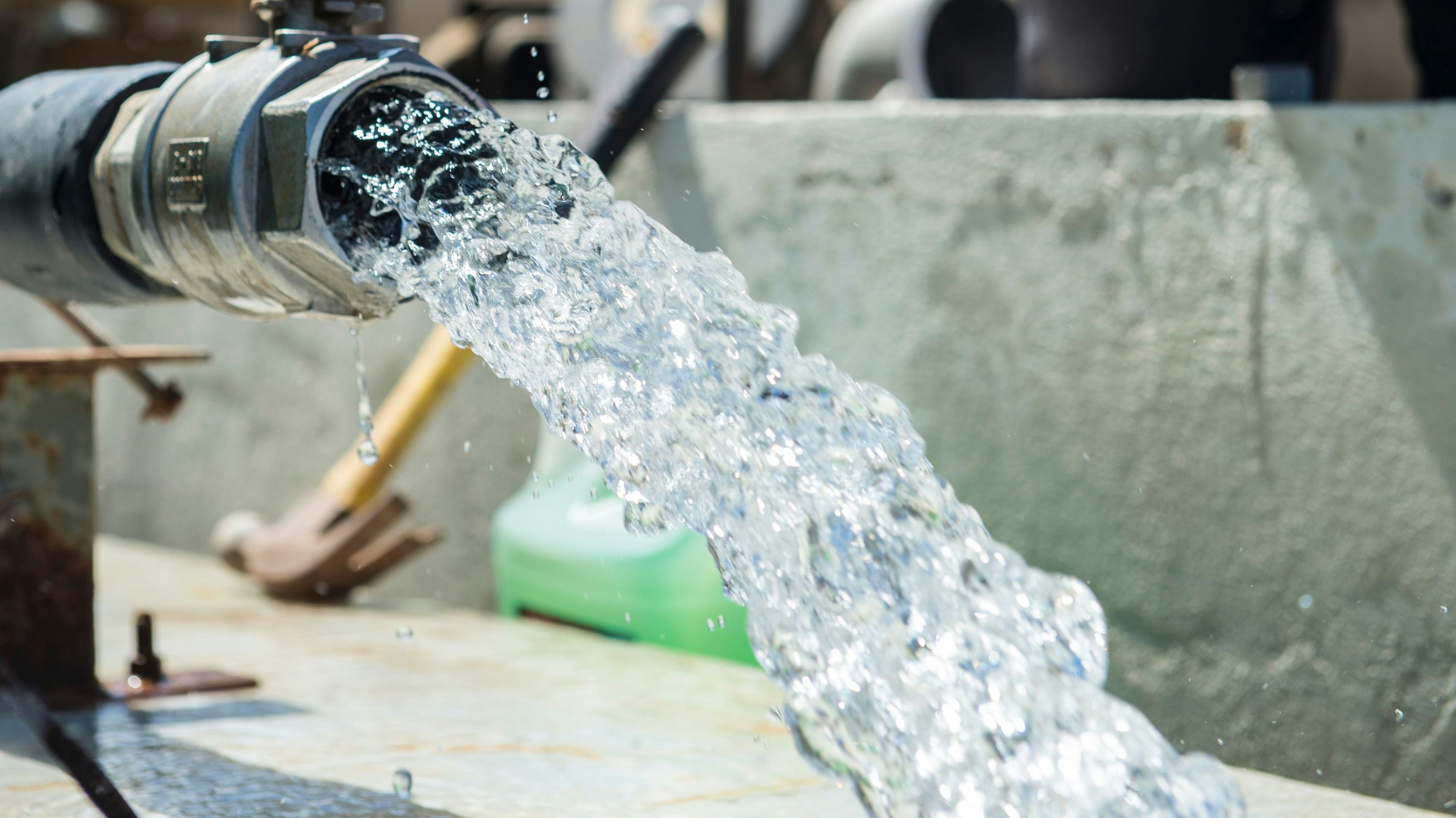 Millionen von Menschen leiden unter einem Mangel an sauberem Trinkwasser.